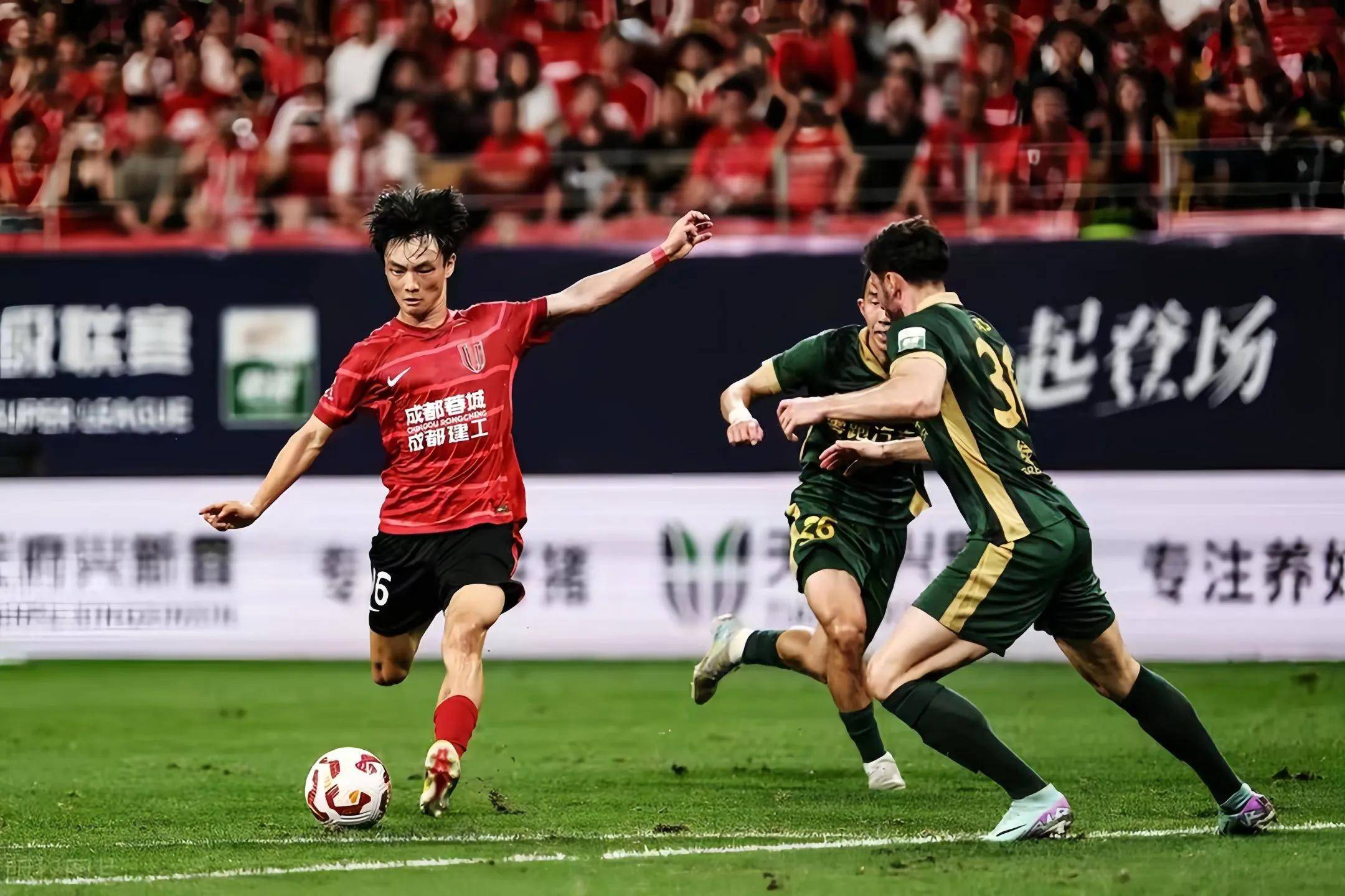 关于上港豪取：连战两胜领跑积分榜，瞄准冠军目标的信息