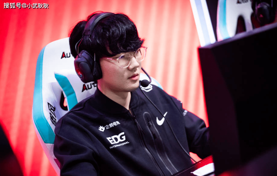 开云体育官网-C9鏖战CLG，Viper操刀奇招英雄翻盘顶尖较量淘汰赛，技惊四座